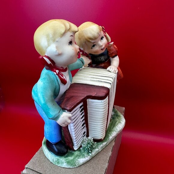 VTG HUMMEL STYLE JAPAN CERAMIC FIGURINE BOY & GIRL PLAYING ACCORDION, RARE FIND - Picture 3 of 7